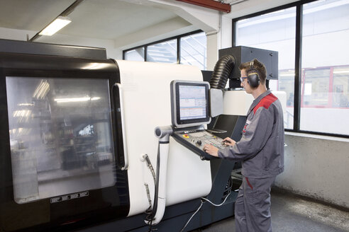 Steinmetz bei der Arbeit mit der CNC-Maschine in seiner Werkstatt - CVF00663