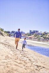 Australien, Adelaide, Onkaparinga River, Vater und Sohn laufen am Strand - BEF00123