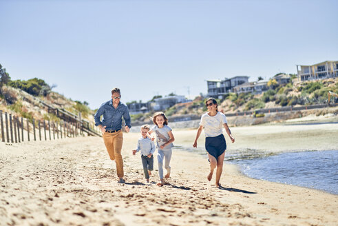 Australien, Adelaide, Onkaparinga River, glückliche Familie läuft gemeinsam am Strand - BEF00124