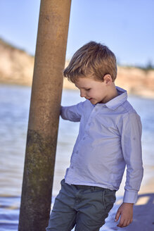 Porträt eines am Strand stehenden Jungen - BEF00125