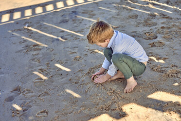 Junge spielt im Sand am Strand - BEF00126