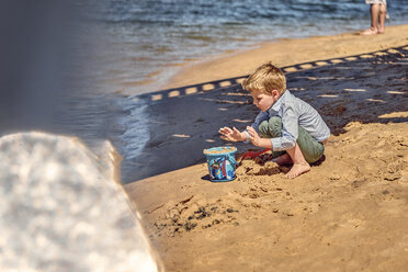 Junge spielt im Sand am Strand - BEF00131