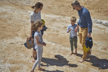 Glückliche Familie steht barfuß am Strand - BEF00132