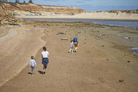 Australien, Adelaide, Onkaparinga River, Familie geht gemeinsam am Strand spazieren, lizenzfreies Stockfoto