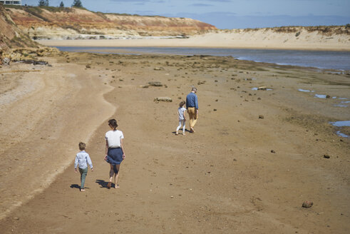 Australien, Adelaide, Onkaparinga River, Familie geht gemeinsam am Strand spazieren - BEF00133