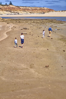 Australien, Adelaide, Onkaparinga River, Familie geht gemeinsam am Strand spazieren - BEF00134