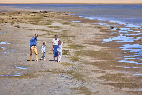 Australien, Adelaide, Onkaparinga River, Familie geht gemeinsam am Strand spazieren, lizenzfreies Stockfoto