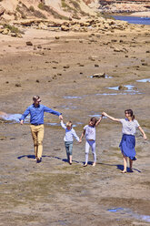 Australien, Adelaide, Onkaparinga River, glückliche Familie spazieren zusammen Hände in den Händen am Strand - BEF00137