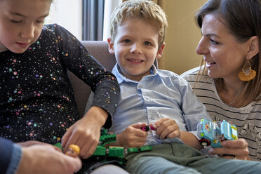 Glückliche Familie beim gemeinsamen Spielen zu Hause - BEF00141