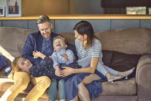 Glückliche Familie, die sich zu Hause auf der Couch entspannt - BEF00146
