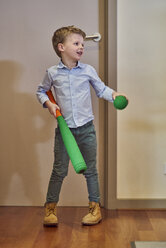 Junge zu Hause mit Schaumstoff-Baseballschläger und Ball - BEF00151