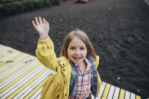 Porträt eines lächelnden kleinen Mädchens auf der Strandpromenade am schwarzen Lavastrand - KMKF00251