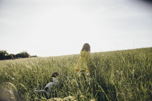 Kleines Mädchen und Hund in der Natur - KMKF00258