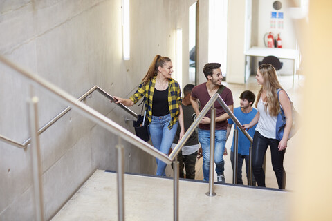 Gruppe von Studenten, die eine Treppe an einer Hochschule hinaufgehen, lizenzfreies Stockfoto