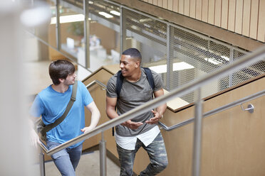 Zwei männliche Studenten gehen die Treppe einer Hochschule hinauf - CUF22182