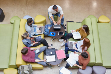 Draufsicht auf sieben männliche und weibliche Studenten beim Brainstorming im Studienraum einer Hochschule - CUF22200