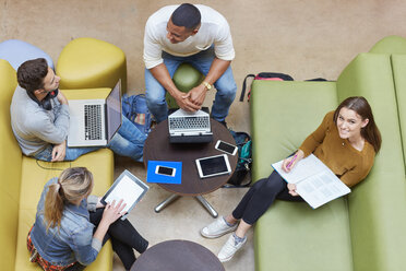 Draufsicht auf vier männliche und weibliche Studenten beim Brainstorming im Studienraum einer Hochschule - CUF22201