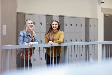 Porträt von zwei Studentinnen in der Umkleidekabine einer Hochschule - CUF22203