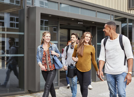 Männliche und weibliche Studierende, die eine Hochschule verlassen - CUF22206