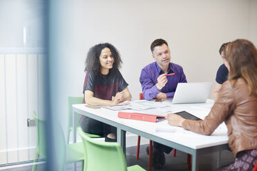 Besprechung von Designern am Tisch im Sitzungssaal des Designstudios - CUF22209