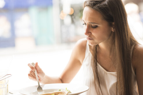 Junge Frau beim Mittagessen im Restaurant - CUF22276