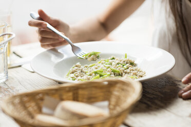 Abgeschnittene Aufnahme einer jungen Frau beim Mittagessen im Restaurant - CUF22278