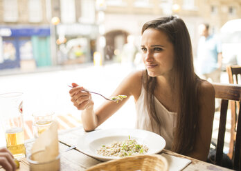 Junge Frau beim Mittagessen im Restaurant - CUF22289