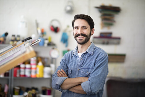 Porträt eines jungen männlichen Druckers im Atelier einer Druckerei - CUF22342