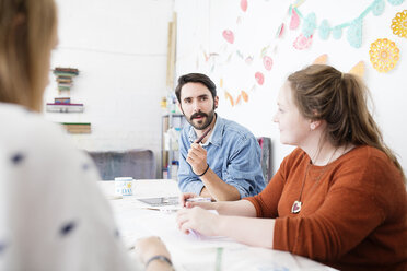 Weiblicher und männlicher Designer bei einer Brainstorming-Sitzung im Druckereistudio - CUF22354