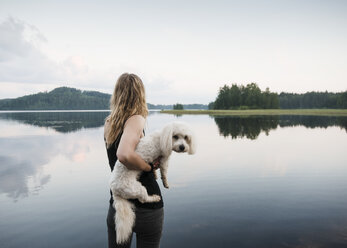 Frau mit Coton de Tulear Hund am See, Orivesi, Finnland - CUF22378