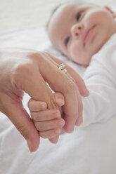 Mütter Hand hält Baby Jungen Hand - ISF07929