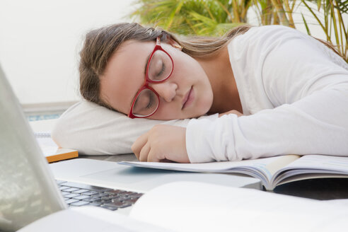 Teenager-Mädchen schläft auf Lehrbüchern ein - ISF07931