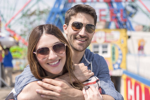 Paar mit Sonnenbrille schaut lächelnd in die Kamera, Coney Island, Brooklyn, New York, USA - ISF07943