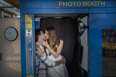 Paar in Fotokabine küssend, Coney Island, Brooklyn, New York, USA - ISF07945