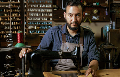 Porträt eines männlichen Schusters an der Nähmaschine in einer traditionellen Schuhwerkstatt - ISF07978