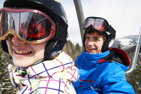 Teenager und Mädchen auf Skilift, lizenzfreies Stockfoto