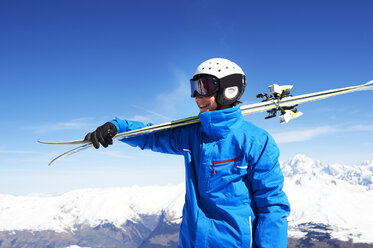 Jugendlicher mit Skiern - ISF08105