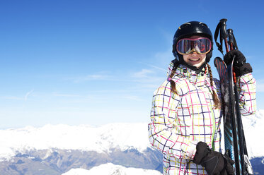 Porträt eines Teenagers mit Skiern - ISF08106