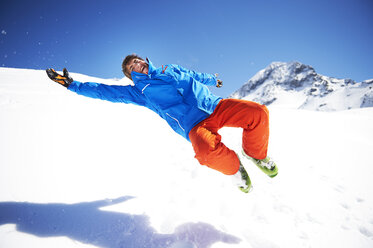 Jugendlicher Junge beim Herumalbern und Springen im Schnee - ISF08112