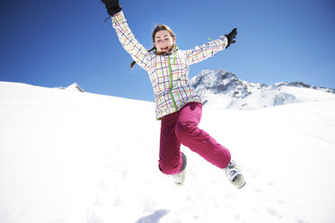 Teenager Mädchen springt im Schnee - ISF08113