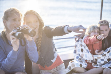 Junge Touristin und Mädchen mit Ferngläsern auf Bootsfahrt, Kapstadt, Südafrika - ISF08117