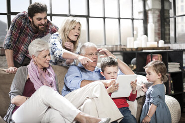 Drei-Generationen-Familie nutzt digitales Tablet zu Hause - ISF08170