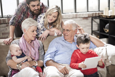 Drei-Generationen-Familie nutzt digitales Tablet zu Hause - ISF08171