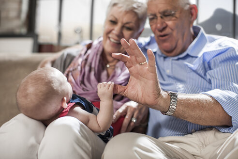Großeltern spielen mit Enkelin zu Hause - ISF08181