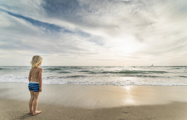 Junge blickt vom Venice Beach, Kalifornien, USA, auf das Meer hinaus - ISF08185