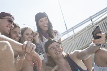 Freunde machen Selfie mit Smartphone - ISF08208