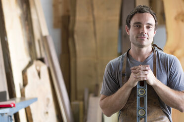 Schreiner in seiner Werkstatt, mit Holzbearbeitungswerkzeug - ISF08213