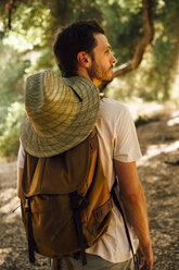 Rückansicht eines Wanderers mit Rucksack und Sonnenhut, der wegschaut, Malibu Canyon, Kalifornien, USA - ISF08282