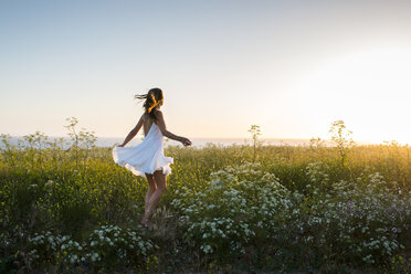 Frau in einem Feld mit Wildblumen - ISF08289