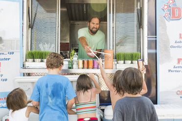 Gruppe von Kindern in der Warteschlange vor einem Fastfood-Anhänger - ISF08297